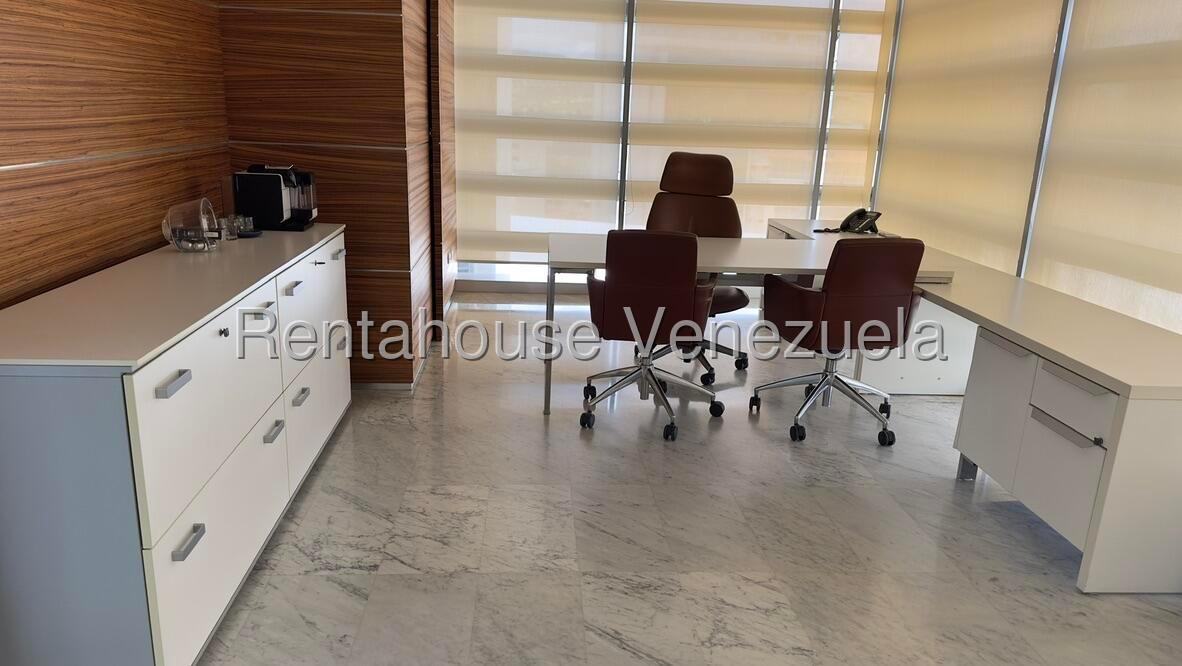 Comercial con vista al Ávila en Los Dos Caminos